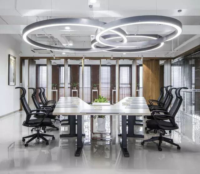 人文氣息與現(xiàn)代風(fēng)尚捏合在一起，綠色的辦公空間充滿藝術(shù)感