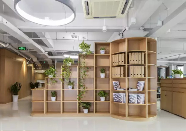 人文氣息與現(xiàn)代風(fēng)尚捏合在一起，綠色的辦公空間充滿藝術(shù)感